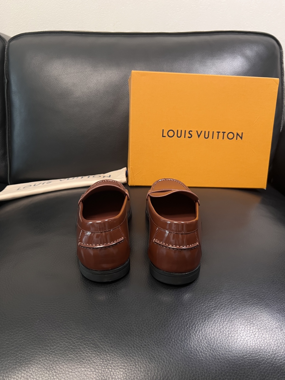 Lv  高品质  顶级工艺品  路易威登 专柜同步带飞机盒全套包装，鞋面意大利进口牛皮面料，进口水染牛皮