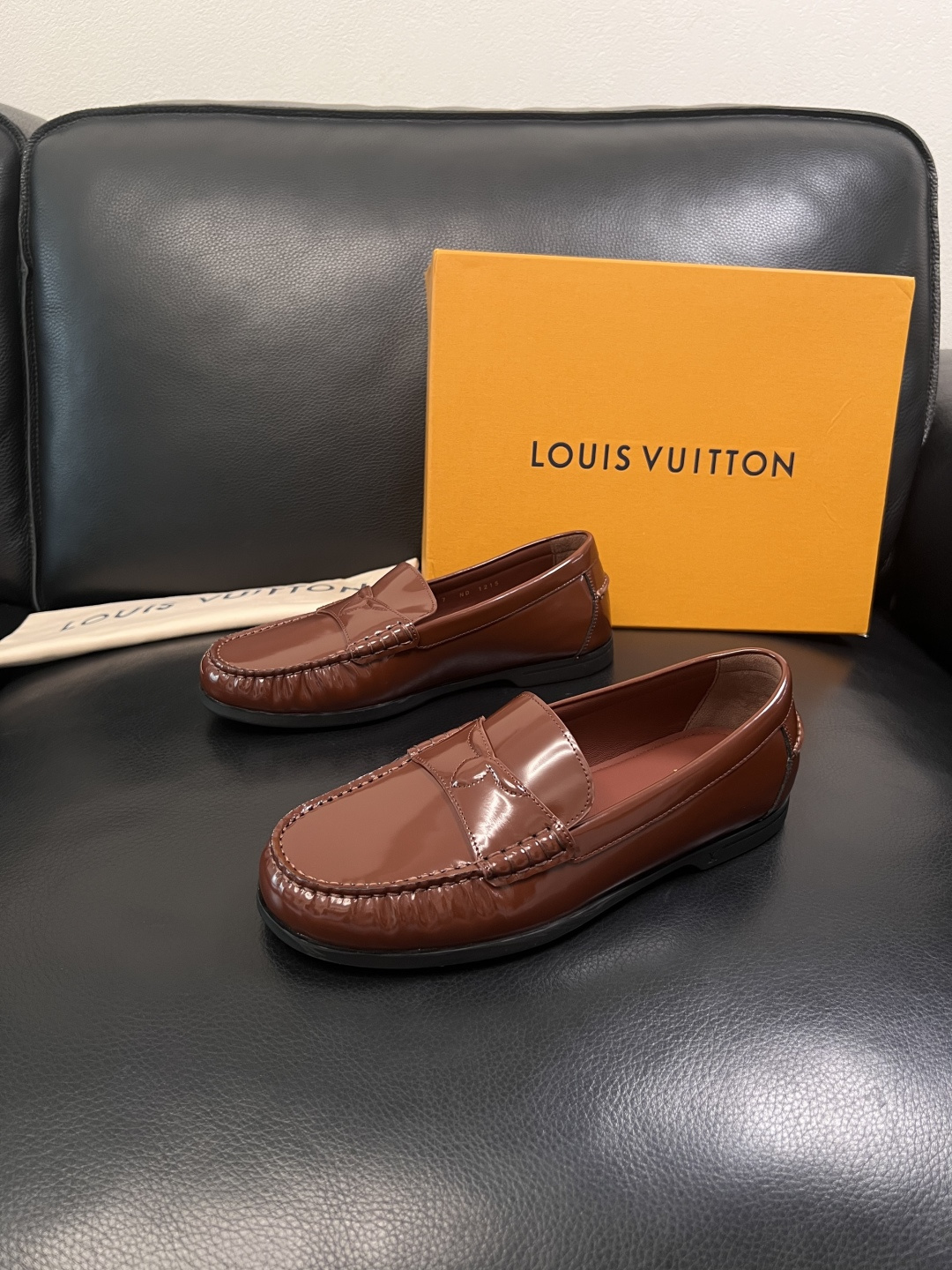 Lv  高品质  顶级工艺品  路易威登 专柜同步带飞机盒全套包装，鞋面意大利进口牛皮面料，进口水染牛皮