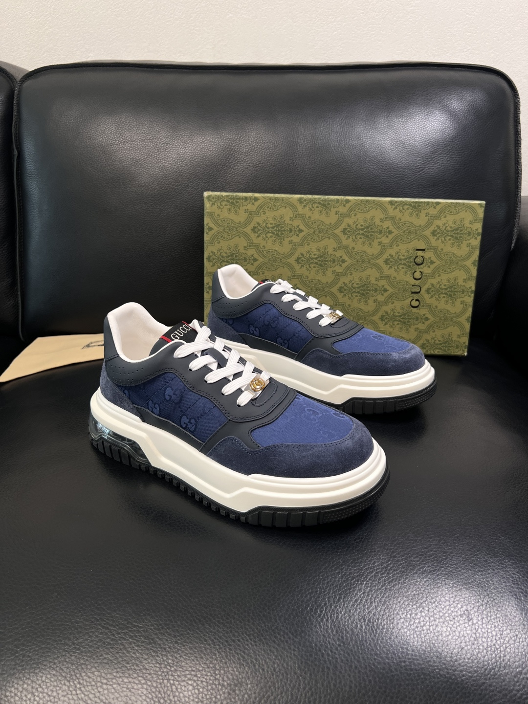 NO:852211,Gucci high-quality top handicrafts Gucci counter new model original configuration, Italian imported cowhide with printed cloth fabric, imported cowhide lining, breathable and comfortable, original soles are super comfortable, original factory follow-up goods, code number 39-44 (customized 45 46),,gucci,cowhide19860909Gucci 高品质 顶级工艺品 古奇 专柜新款原厂配置,意大利进口牛皮搭配印花布面料,进口牛皮内里垫,透气舒适,鞋底原厂特供原版底超级舒适,原厂跟单货,码数 39-44（订做 45 46）,,gucci,cowhide,Men's shoes