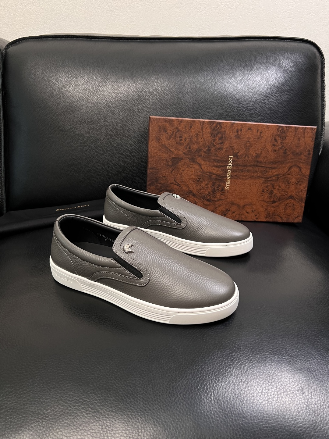 NO:853201,Only exchange codes without refund. StefanoRicci's high-quality top craftsmanship by Stephen Raunich. New products at the counter are synchronized. The uppers are imported cowhide patchwork fabrics from Italy. The imported water-dyed cowhide inner pads. The soles are specially made by the original factory. The exclusive movable molded soles are super comfortable. The original factory follows the order. The code number is 39-44 (custom-made 45).19860909只换码不退 StefanoRicci 高品质 顶级工艺品史蒂芬 劳尼治 专柜新品同步,鞋面意大利进口牛皮拼布面料,进口水染牛皮内里垫,鞋底原厂特供原版底,独家活动成型底超级舒适,原厂跟单货, 码数 39-44 (订做 45 ),,cowhide,Men's shoes