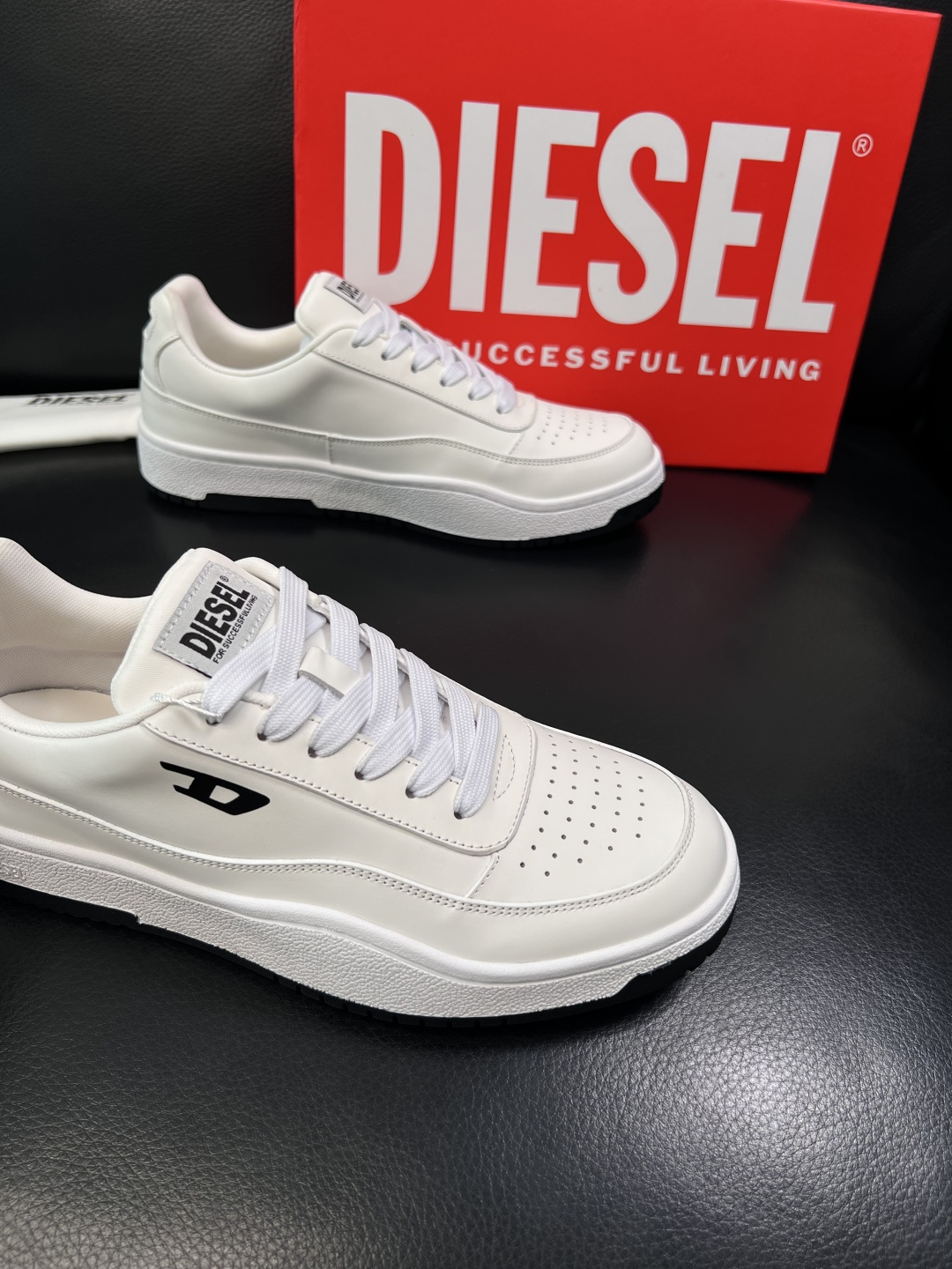 DIESEL  高品质  顶级工艺品  迪赛  专柜新款原厂配置，意大利进口牛皮面料，进口牛皮内里垫，透