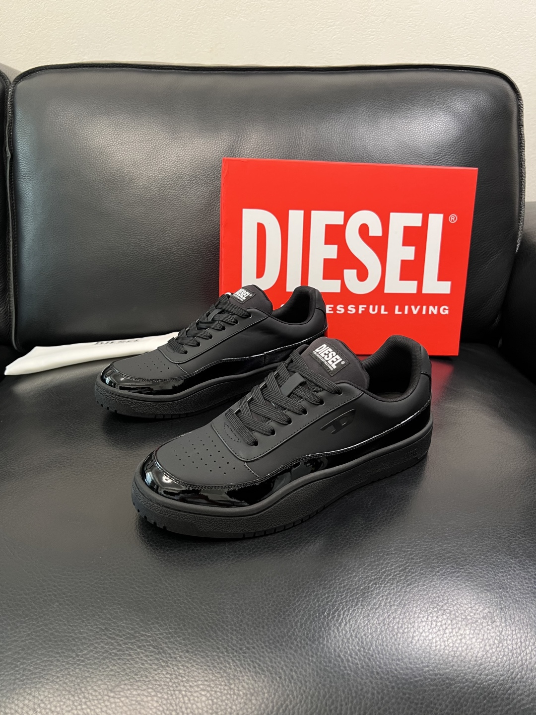 DIESEL  高品质  顶级工艺品  迪赛  专柜新款原厂配置，意大利进口牛皮面料，进口牛皮内里垫，透