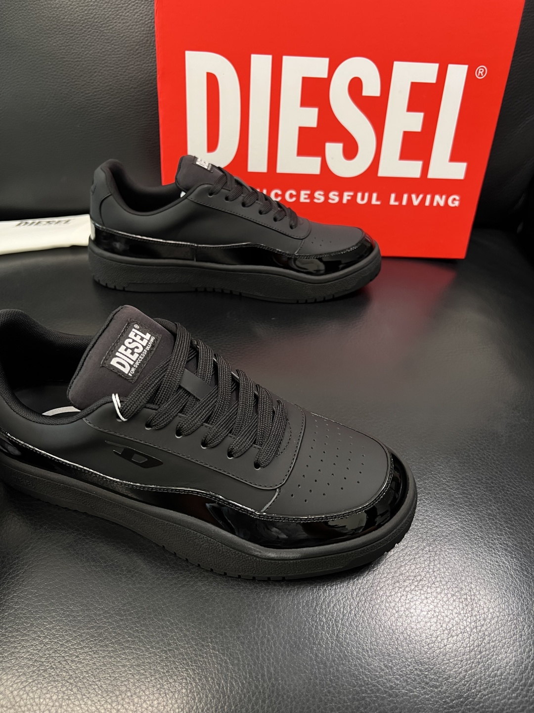 DIESEL  高品质  顶级工艺品  迪赛  专柜新款原厂配置，意大利进口牛皮面料，进口牛皮内里垫，透