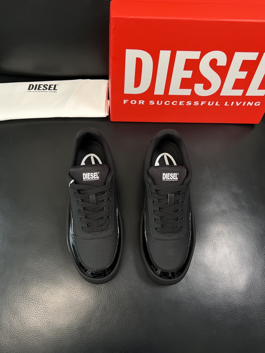 DIESEL  高品质  顶级工艺品  迪赛  专柜新款原厂配置，意大利进口牛皮面料，进口牛皮内里垫，透