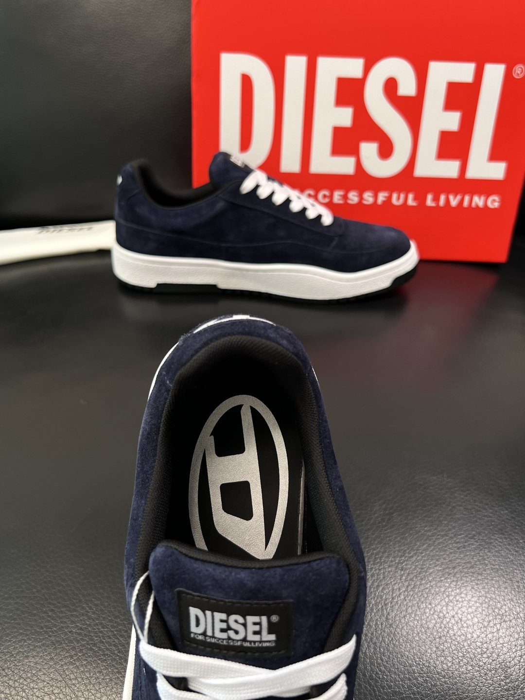 DIESEL  高品质  顶级工艺品  迪赛  专柜新款原厂配置，意大利进口牛皮面料，进口牛皮内里垫，透