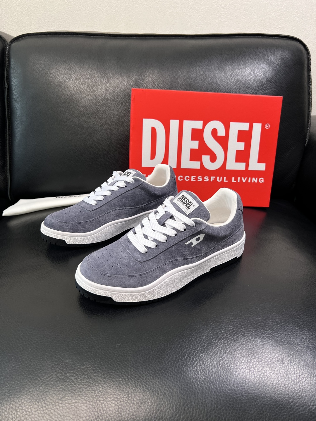 DIESEL  高品质  顶级工艺品  迪赛  专柜新款原厂配置，意大利进口牛皮面料，进口牛皮内里垫，透