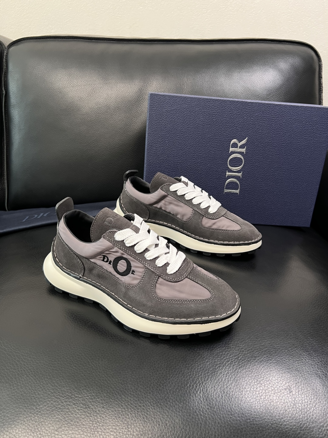 NO:853220,Dior top handicrafts, Dior counter synchronization, original factory configuration, original cowhide fabric imported from Italy, breathable and comfortable imported water-dyed cowhide lining, original soles specially provided by the factory and super comfortable, original factory follow-up goods, code number 39-44 (order 38 45),, dior, dior, cowhide19860909Dior 顶级工艺品 迪奥 专柜同步 原厂配置,意大利进口原版牛皮面料,透气舒适进口水染牛里垫,鞋底原厂特供原版底超级舒适,原厂跟单货 码数 39-44（订 38 45 ),,dior,dior,cowhide,Men's shoes