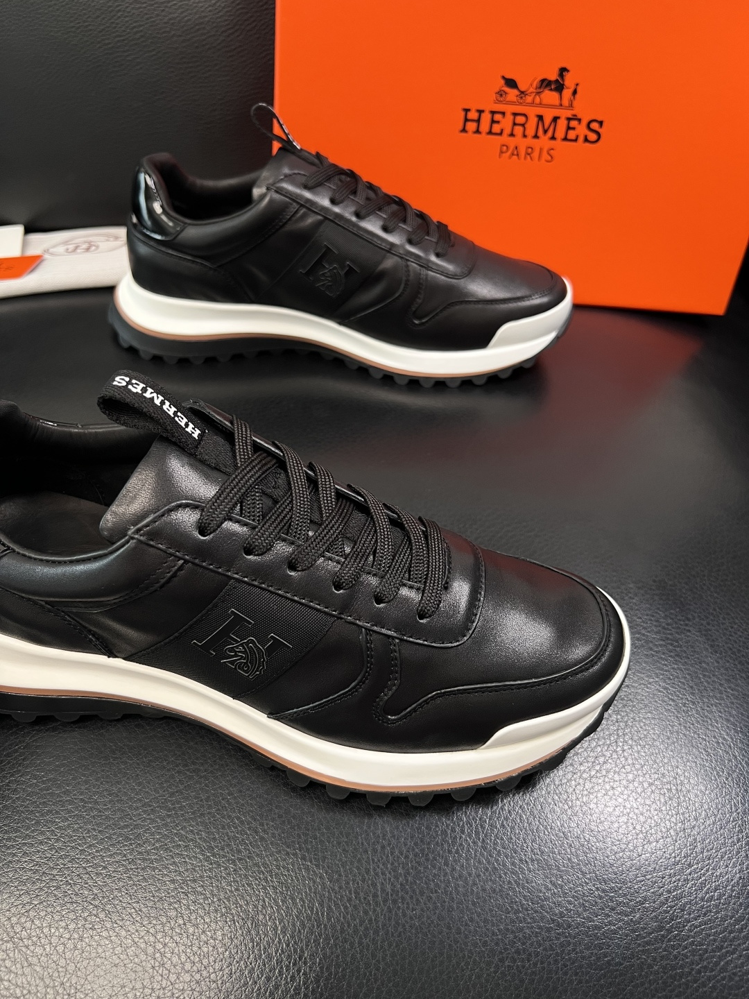 Hermes  高品质  顶级工艺品  爱马仕 专柜同步发售原厂配置，意大利进口原版牛皮面料，高品质拼接