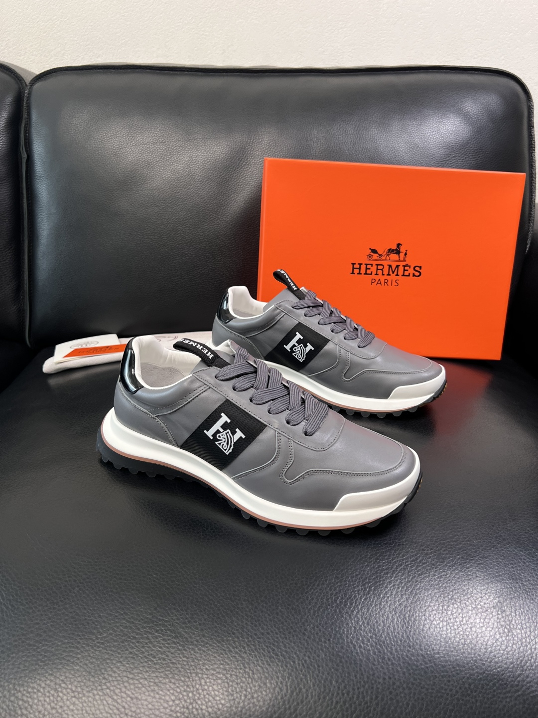 NO:853231,Hermes high-quality top crafts Hermès counters sell original configuration simultaneously, original cowhide fabric imported from Italy, high-quality splicing technology, fully imported water-dyed cowhide lining, original soles specially provided by the factory and super comfortable, original factory follow-up goods, code number 39-44 (customized 38 45), hermes, hermes, cowhide19860909Hermes 高品质 顶级工艺品 爱马仕 专柜同步发售原厂配置,意大利进口原版牛皮面料,高品质拼接工艺,全进口水染牛皮里垫,鞋底原厂特供原版底超级舒适,原厂跟单货 ,码数 39-44（ 订做 38 45）,,hermes,hermes,cowhide,Men's shoes