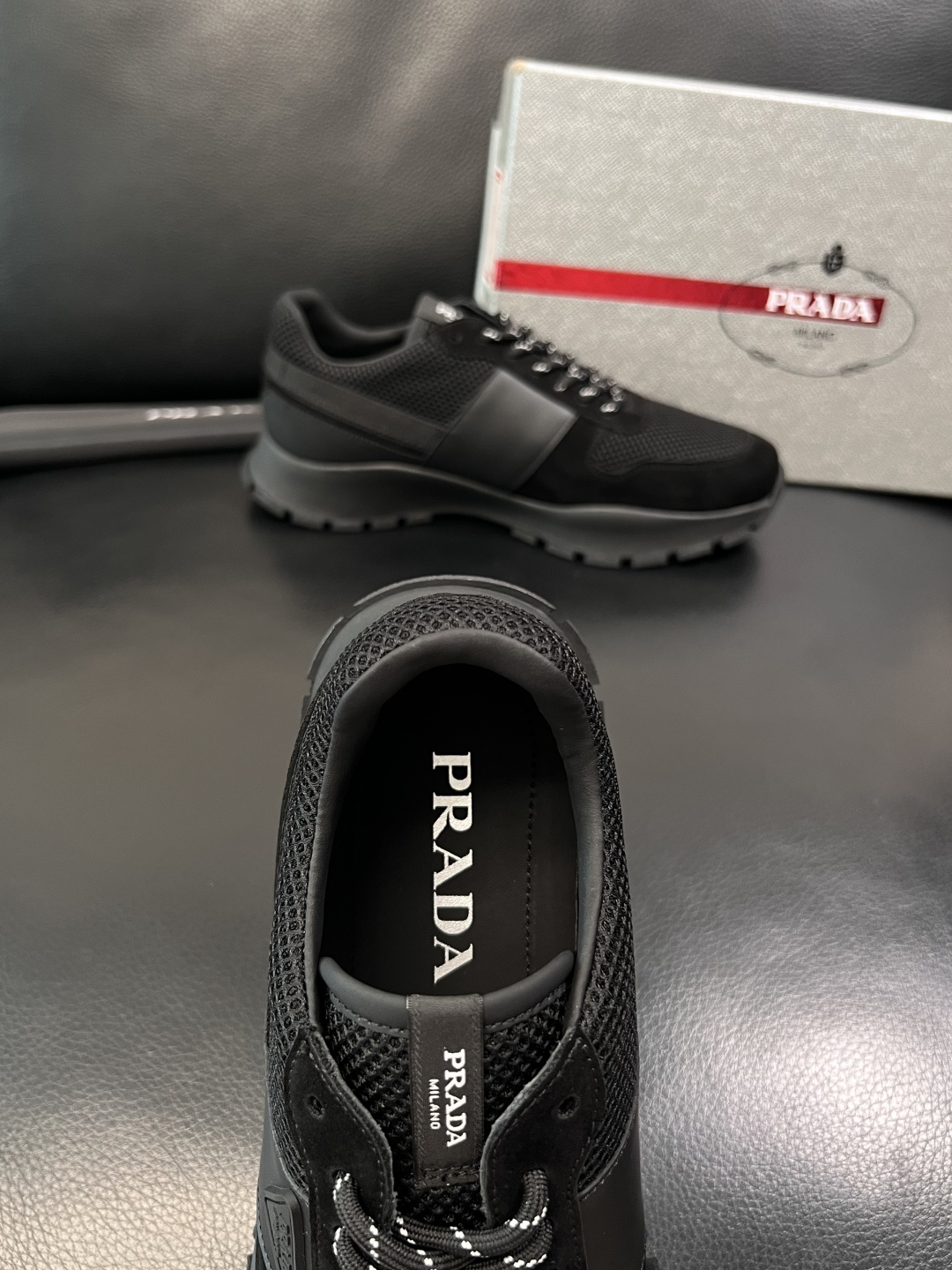 PRADA  高品质  顶级工艺品 普拉达 专柜同步 原厂配置，意大利进口原版牛皮面料，透气舒适进口水染