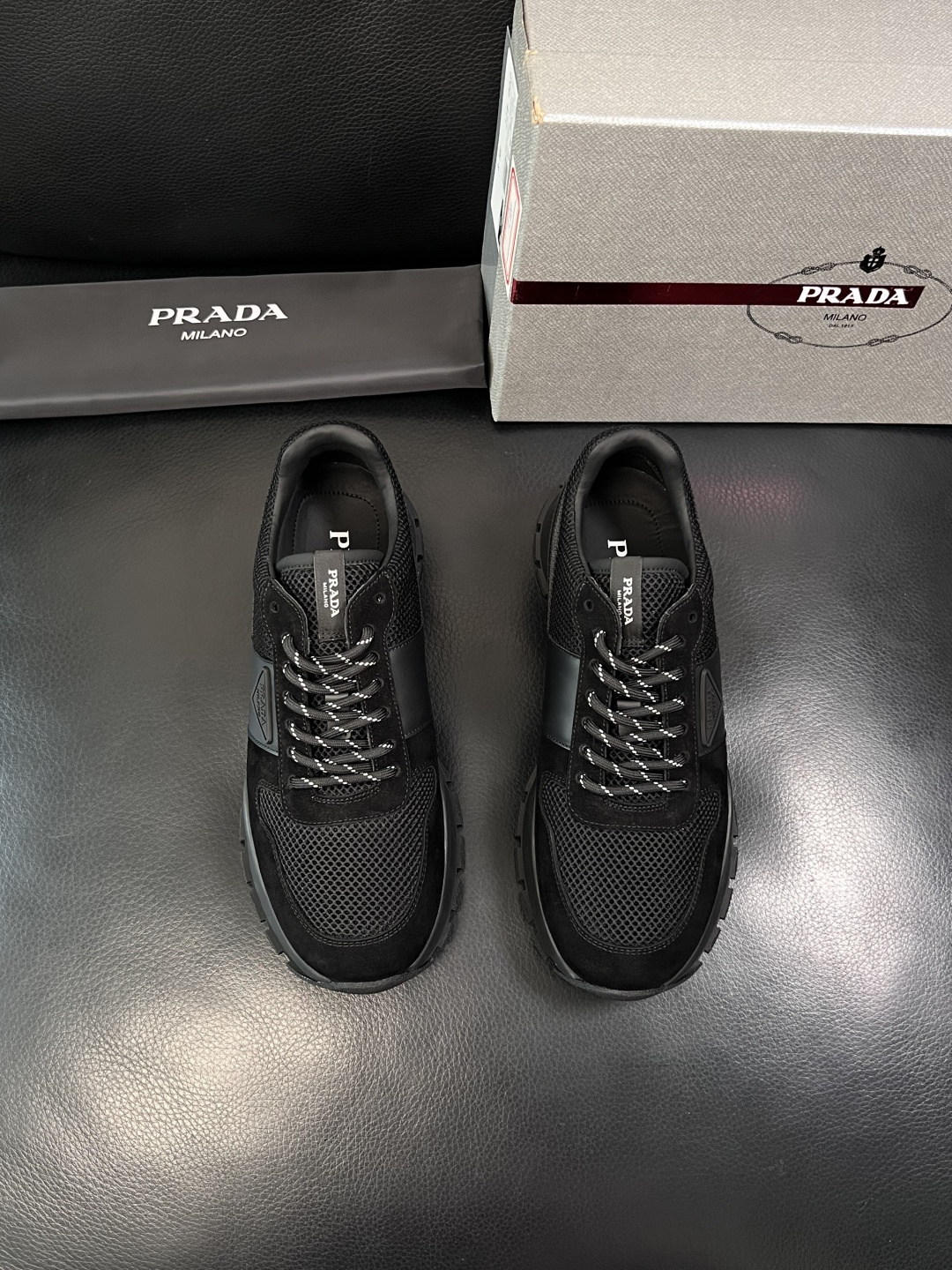 PRADA  高品质  顶级工艺品 普拉达 专柜同步 原厂配置，意大利进口原版牛皮面料，透气舒适进口水染