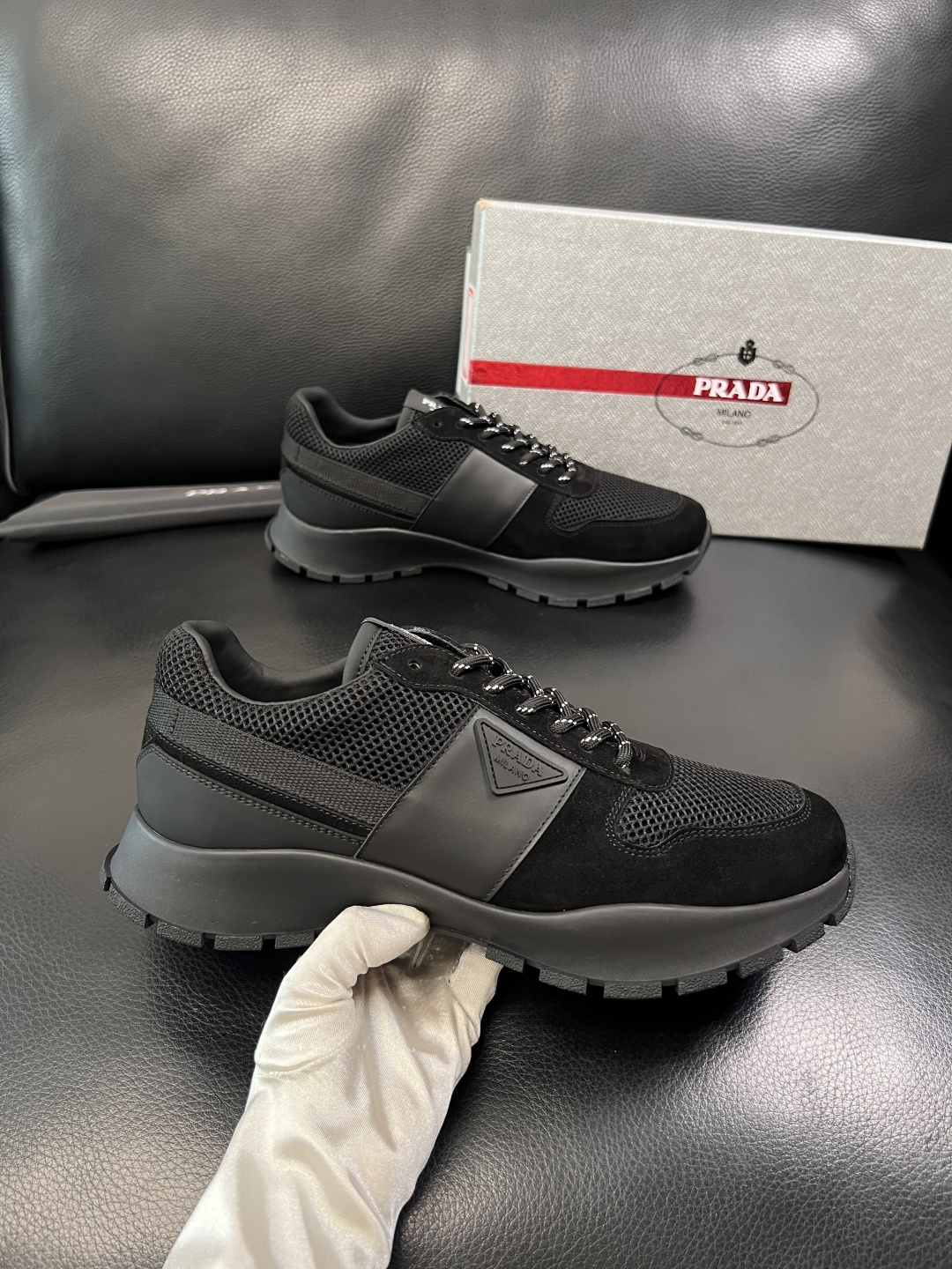 PRADA  高品质  顶级工艺品 普拉达 专柜同步 原厂配置，意大利进口原版牛皮面料，透气舒适进口水染