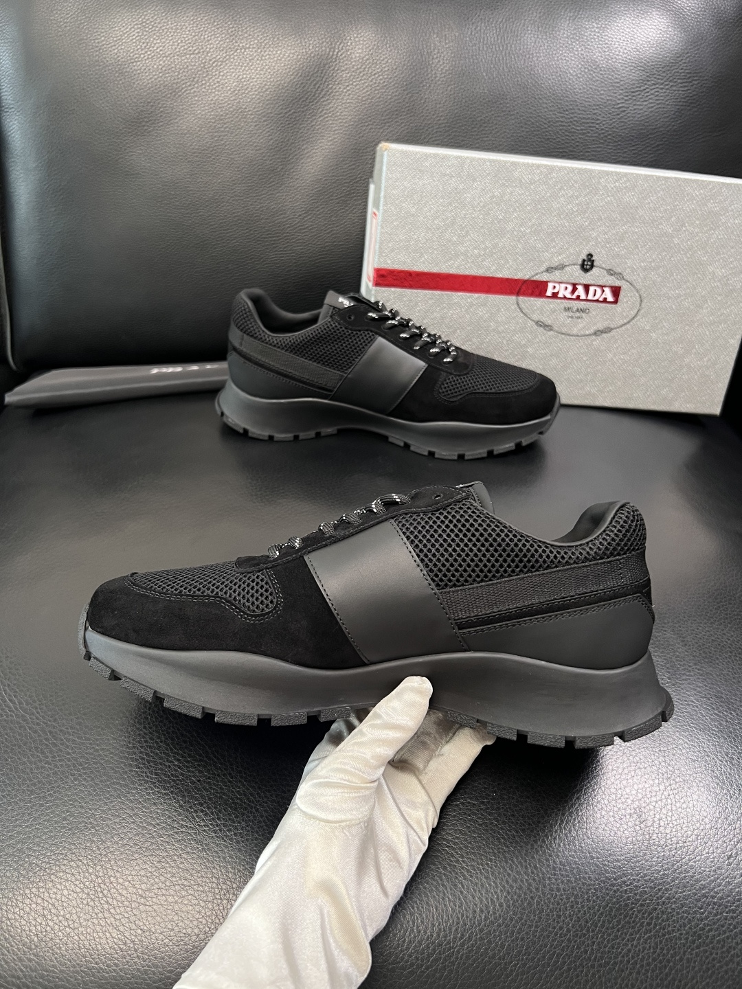 PRADA  高品质  顶级工艺品 普拉达 专柜同步 原厂配置，意大利进口原版牛皮面料，透气舒适进口水染
