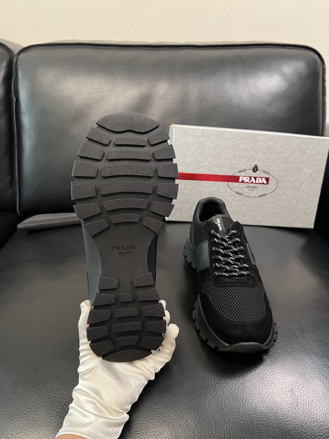 PRADA  高品质  顶级工艺品 普拉达 专柜同步 原厂配置，意大利进口原版牛皮面料，透气舒适进口水染