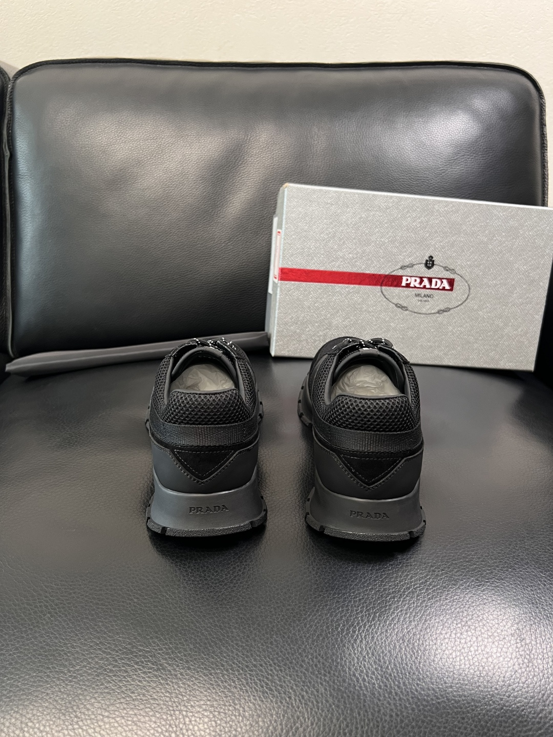 PRADA  高品质  顶级工艺品 普拉达 专柜同步 原厂配置，意大利进口原版牛皮面料，透气舒适进口水染