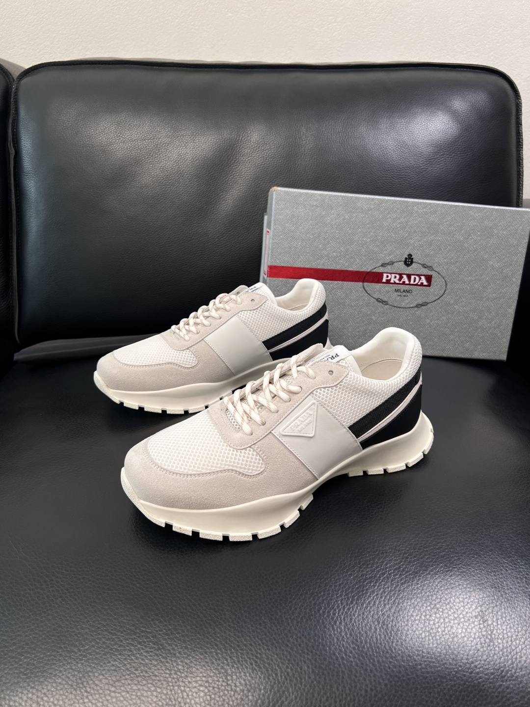PRADA  高品质  顶级工艺品 普拉达 专柜同步 原厂配置，意大利进口原版牛皮面料，透气舒适进口水染