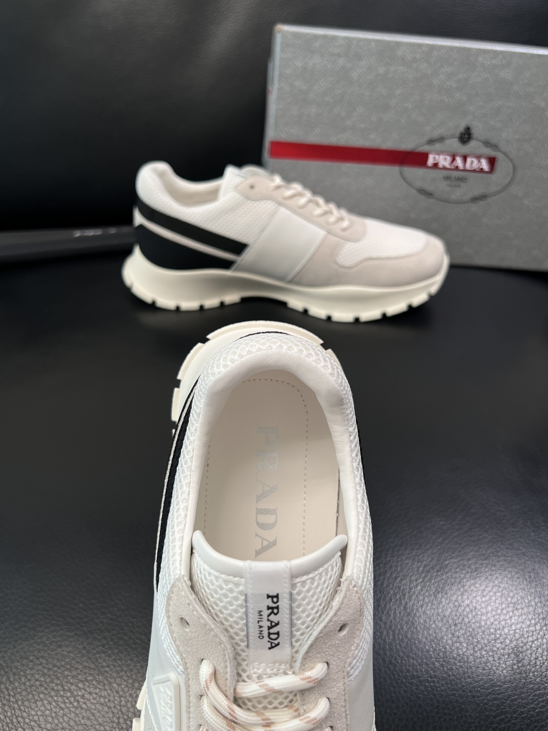 PRADA  高品质  顶级工艺品 普拉达 专柜同步 原厂配置，意大利进口原版牛皮面料，透气舒适进口水染
