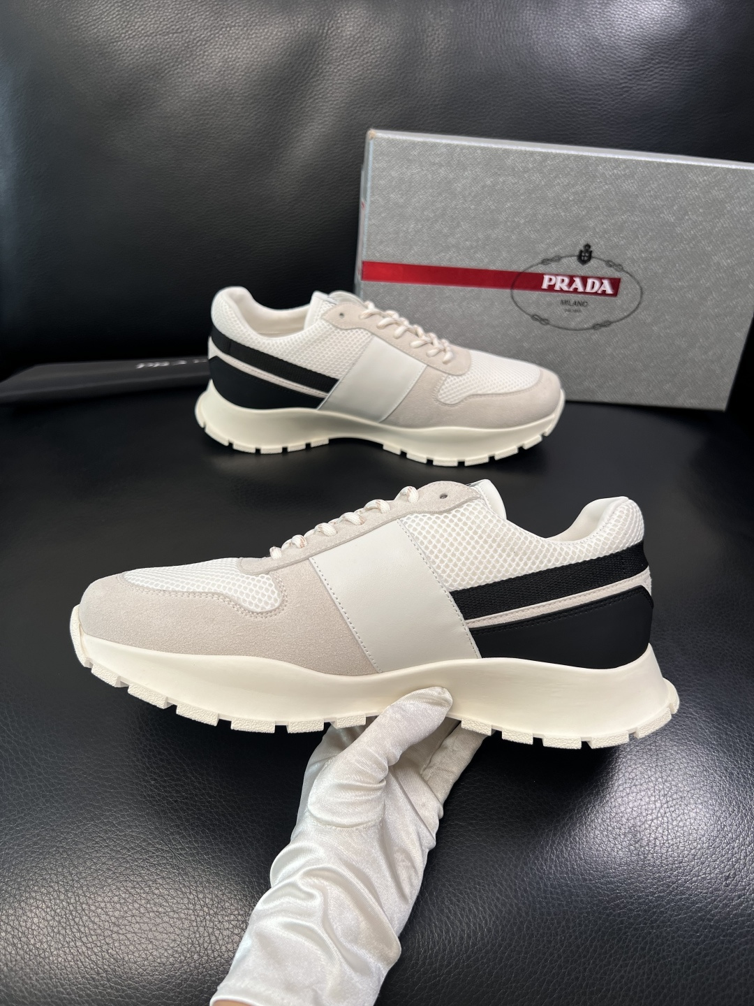 PRADA  高品质  顶级工艺品 普拉达 专柜同步 原厂配置，意大利进口原版牛皮面料，透气舒适进口水染
