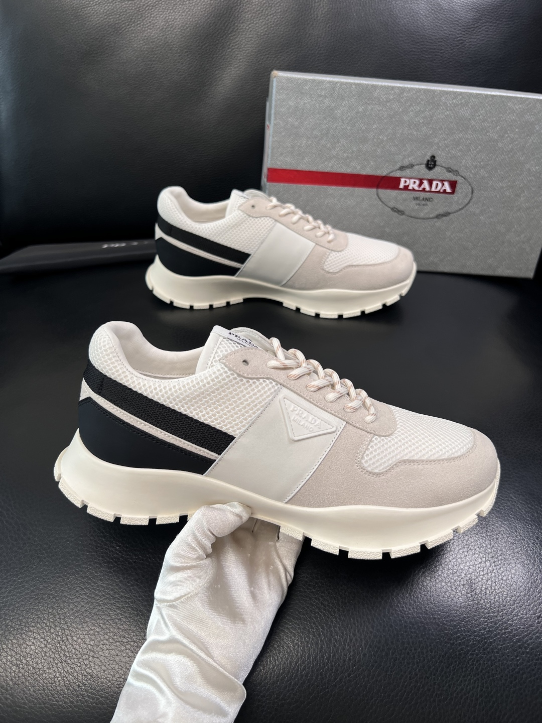 PRADA  高品质  顶级工艺品 普拉达 专柜同步 原厂配置，意大利进口原版牛皮面料，透气舒适进口水染