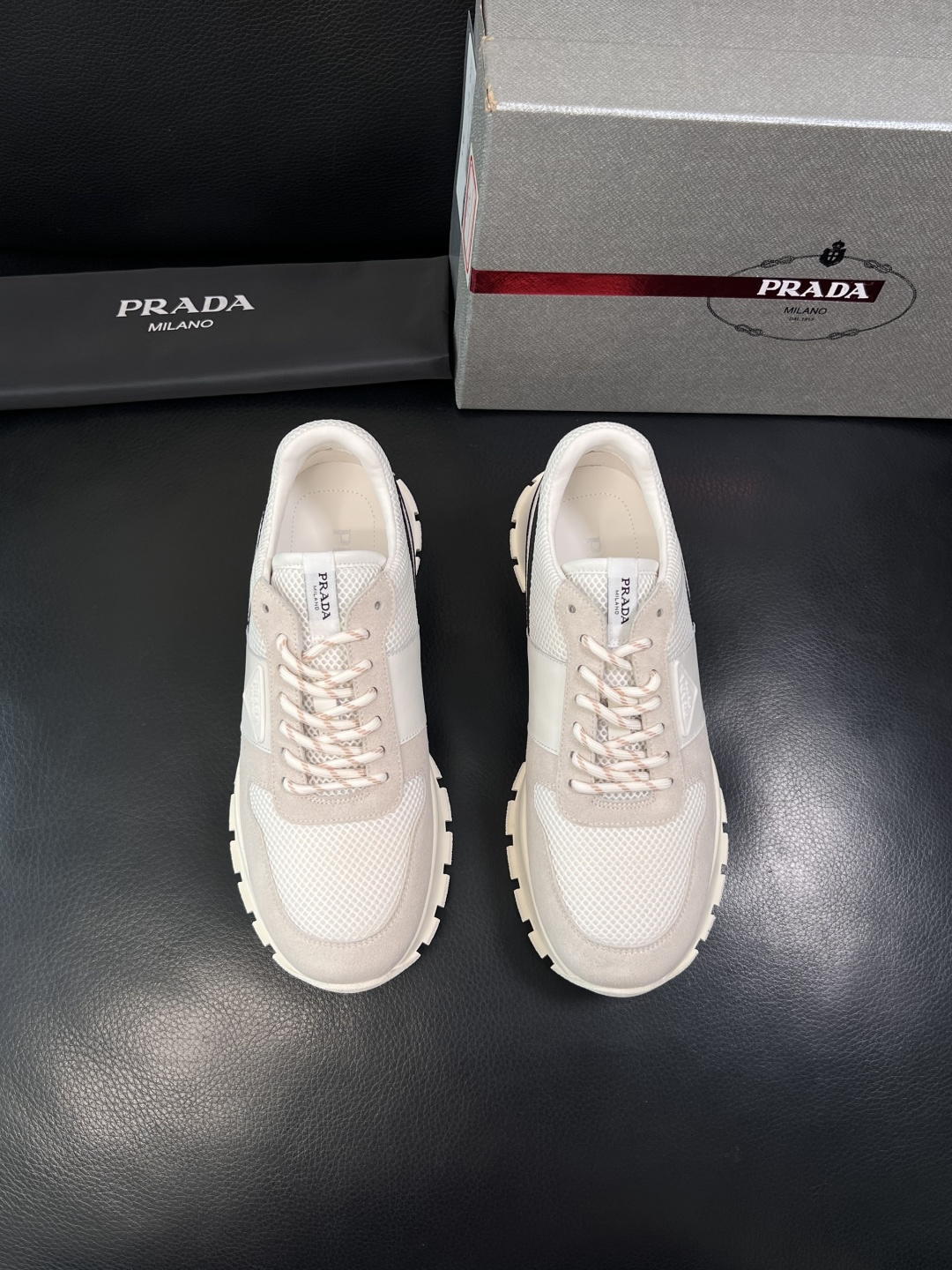 PRADA  高品质  顶级工艺品 普拉达 专柜同步 原厂配置，意大利进口原版牛皮面料，透气舒适进口水染