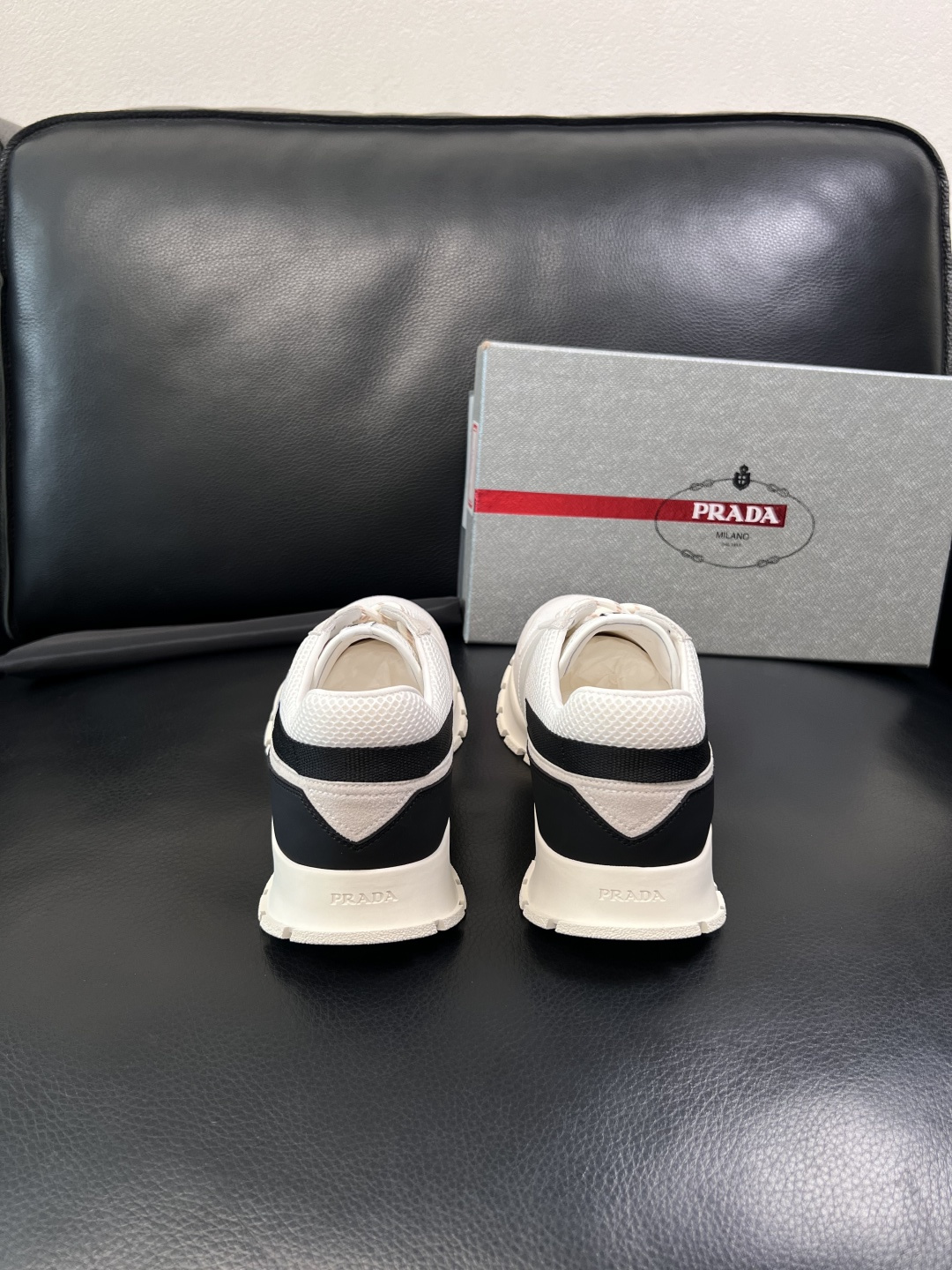 PRADA  高品质  顶级工艺品 普拉达 专柜同步 原厂配置，意大利进口原版牛皮面料，透气舒适进口水染