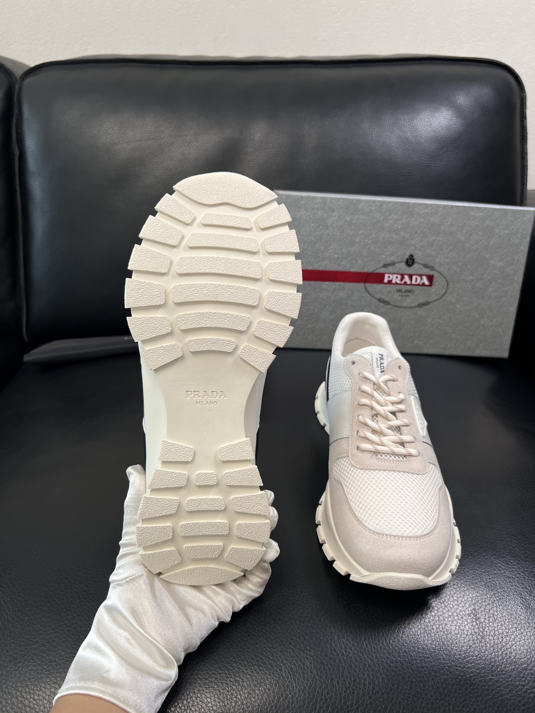 PRADA  高品质  顶级工艺品 普拉达 专柜同步 原厂配置，意大利进口原版牛皮面料，透气舒适进口水染