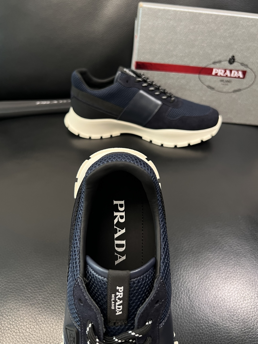 PRADA  高品质  顶级工艺品 普拉达 专柜同步 原厂配置，意大利进口原版牛皮面料，透气舒适进口水染