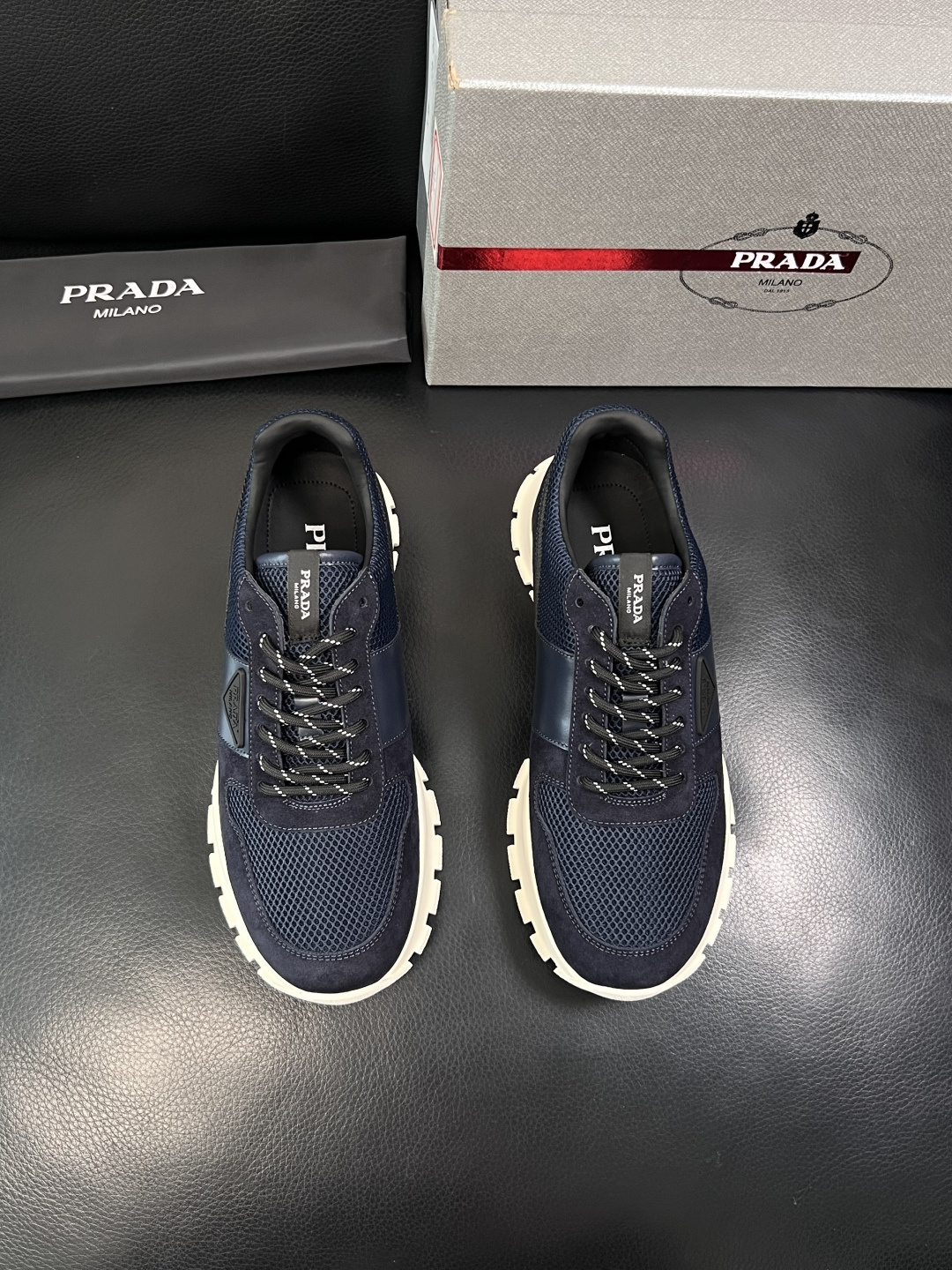 PRADA  高品质  顶级工艺品 普拉达 专柜同步 原厂配置，意大利进口原版牛皮面料，透气舒适进口水染