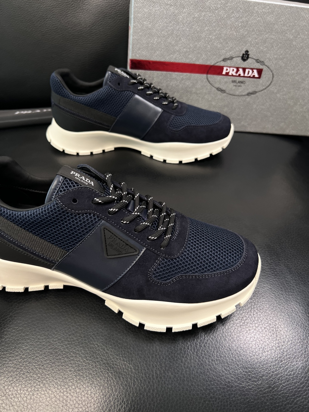 PRADA  高品质  顶级工艺品 普拉达 专柜同步 原厂配置，意大利进口原版牛皮面料，透气舒适进口水染