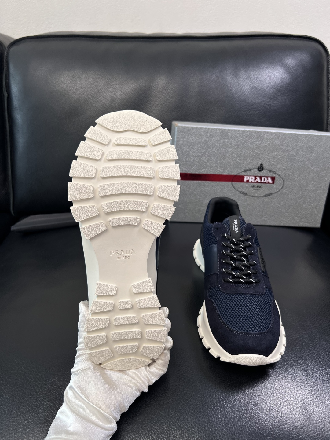 PRADA  高品质  顶级工艺品 普拉达 专柜同步 原厂配置，意大利进口原版牛皮面料，透气舒适进口水染