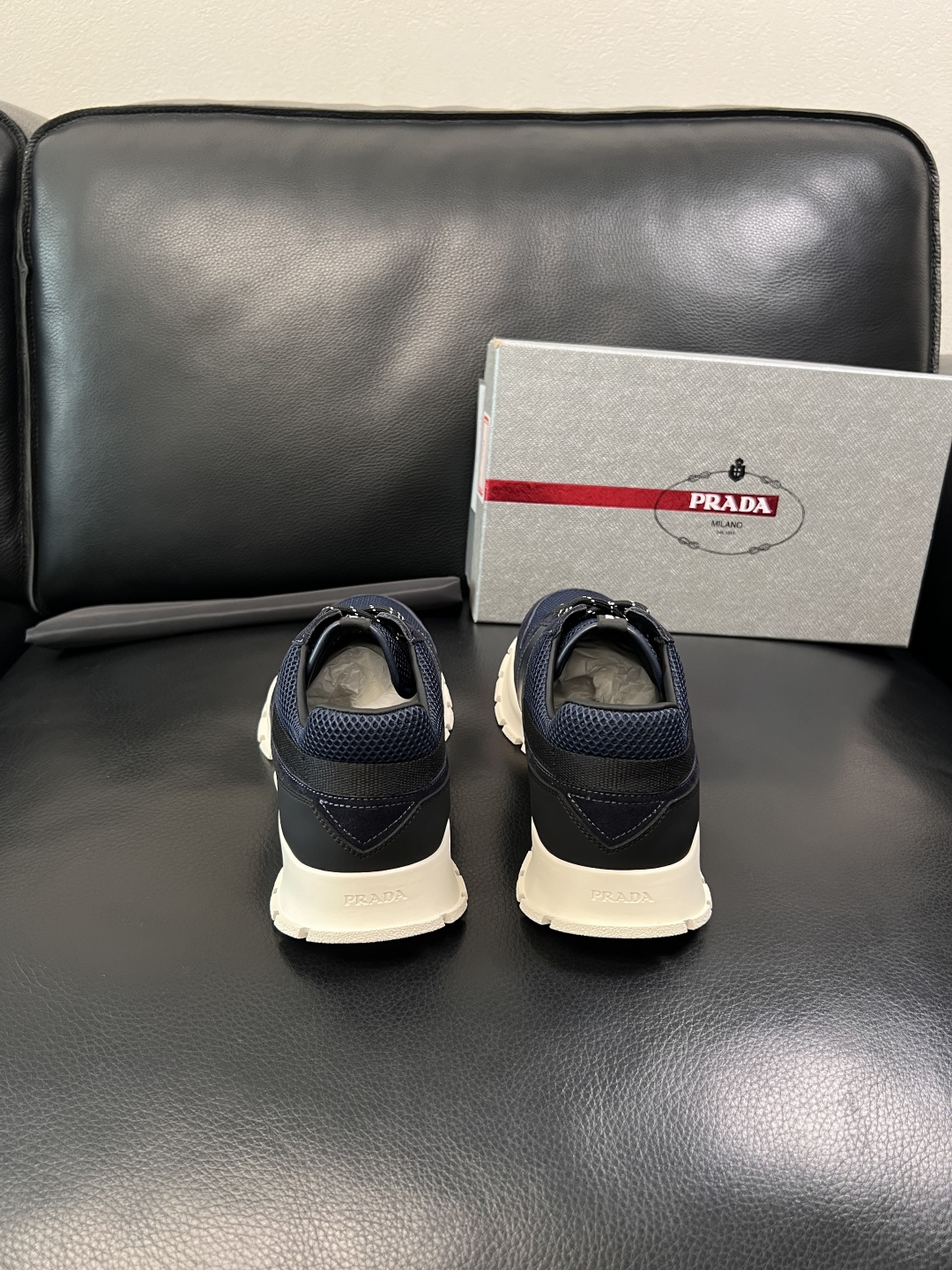 PRADA  高品质  顶级工艺品 普拉达 专柜同步 原厂配置，意大利进口原版牛皮面料，透气舒适进口水染