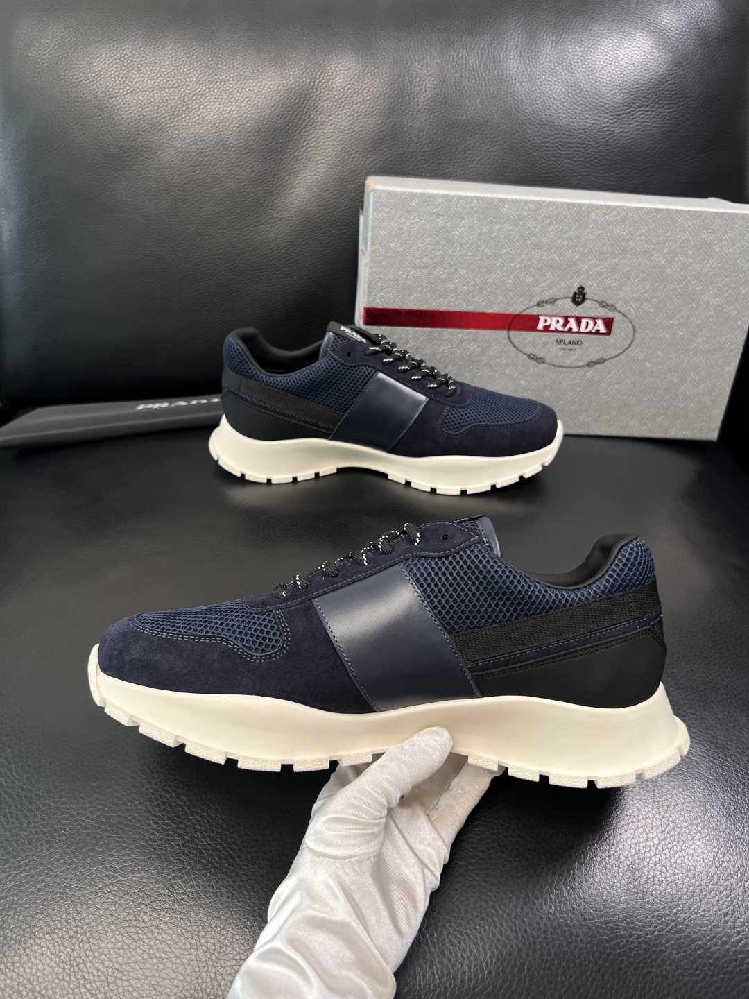 PRADA  高品质  顶级工艺品 普拉达 专柜同步 原厂配置，意大利进口原版牛皮面料，透气舒适进口水染