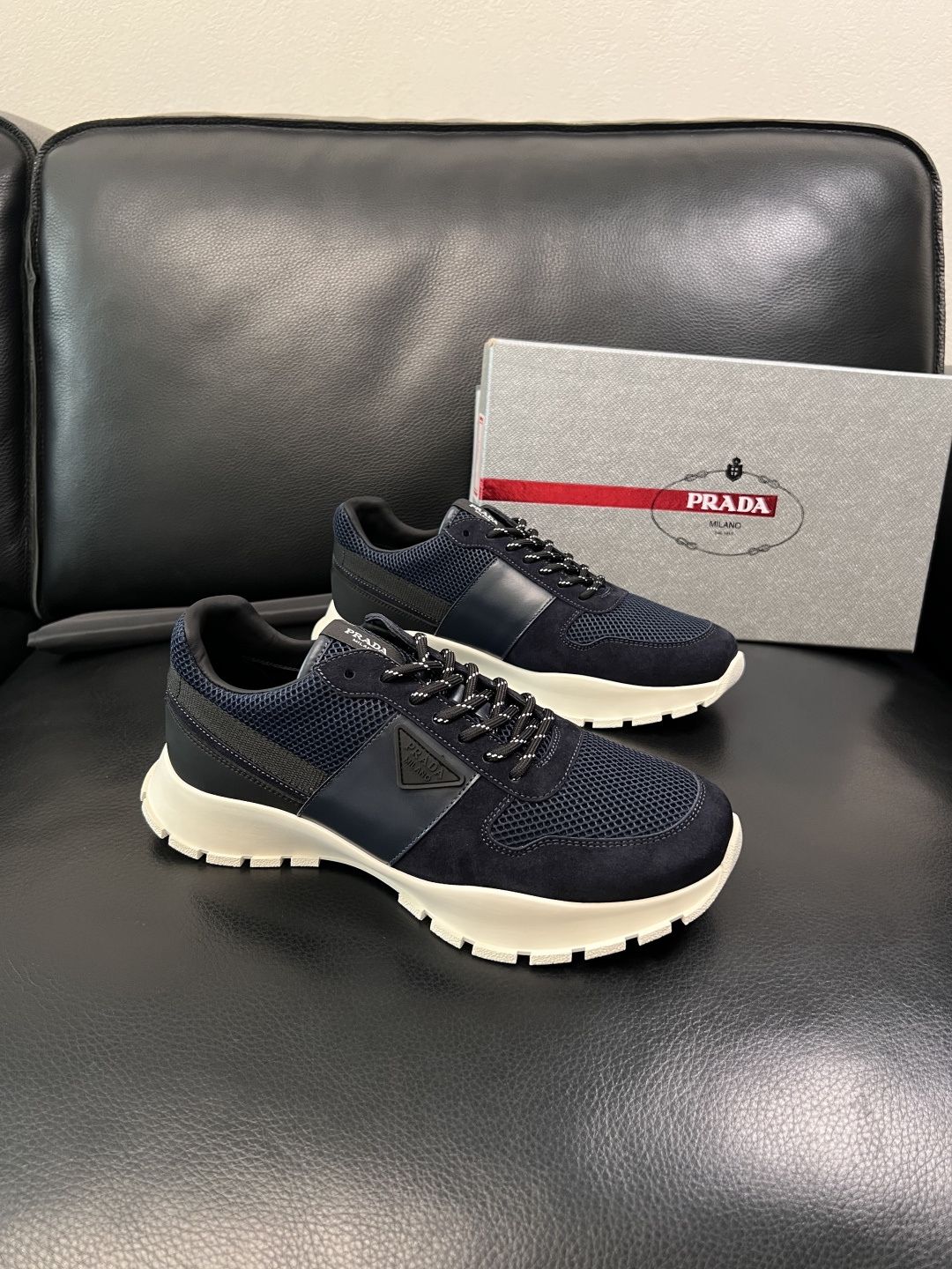 NO:853243,PRADA High-quality top crafts Prada counters synchronized with original factory configuration, original cowhide fabric imported from Italy, breathable and comfortable imported water-dyed cowhide lining, soles specially provided by the original factory and super comfortable, original factory order code number 39-44 (order 38 45),, prada, prada, cowhide19860909PRADA 高品质 顶级工艺品 普拉达 专柜同步 原厂配置,意大利进口原版牛皮面料,透气舒适进口水染牛里垫,鞋底原厂特供原版底超级舒适,原厂跟单货码数 39-44（订 38 45）,,prada,prada,cowhide,Men's shoes