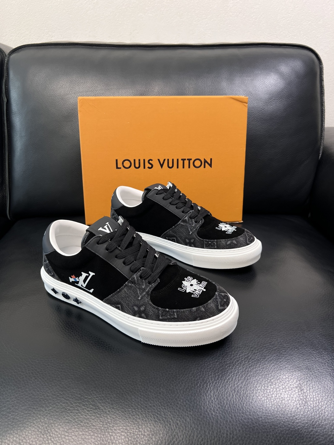 Lv  高品质  顶级工艺品  路易威登，专柜同步原厂配置，鞋面意大利进口，高品质拼接缤纷色彩复杂工艺品