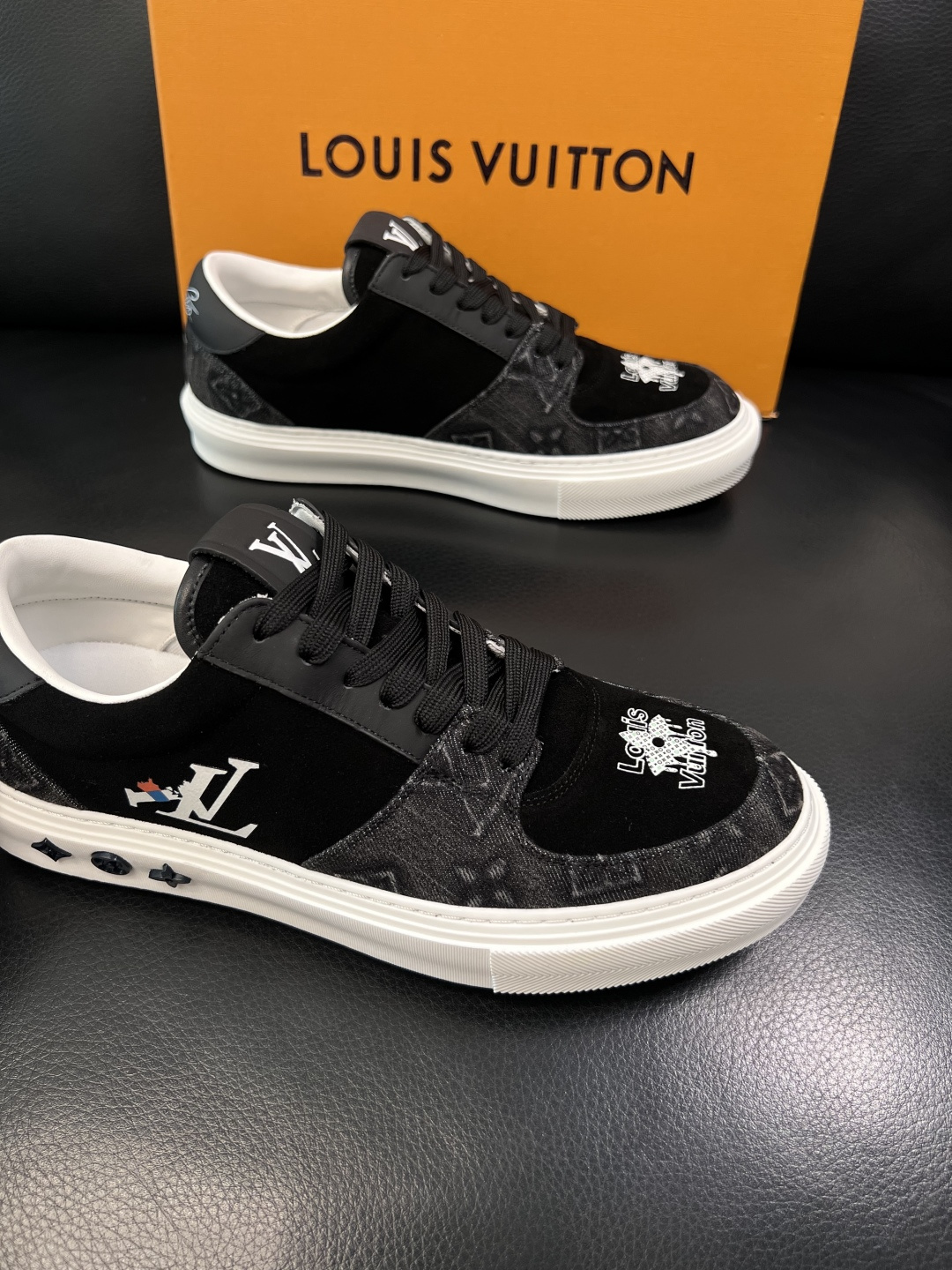 Lv  高品质  顶级工艺品  路易威登，专柜同步原厂配置，鞋面意大利进口，高品质拼接缤纷色彩复杂工艺品