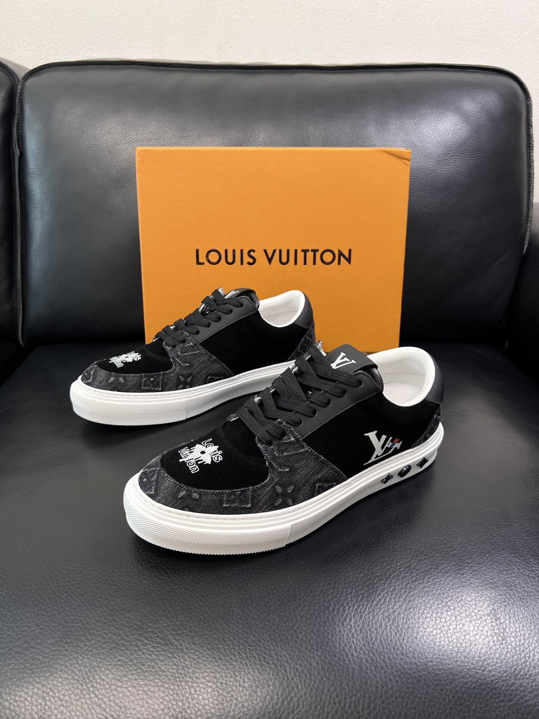 Lv  高品质  顶级工艺品  路易威登，专柜同步原厂配置，鞋面意大利进口，高品质拼接缤纷色彩复杂工艺品