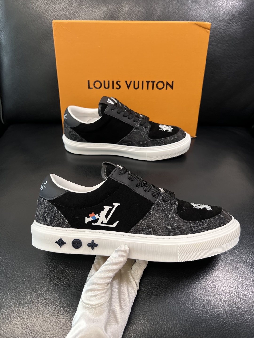Lv  高品质  顶级工艺品  路易威登，专柜同步原厂配置，鞋面意大利进口，高品质拼接缤纷色彩复杂工艺品