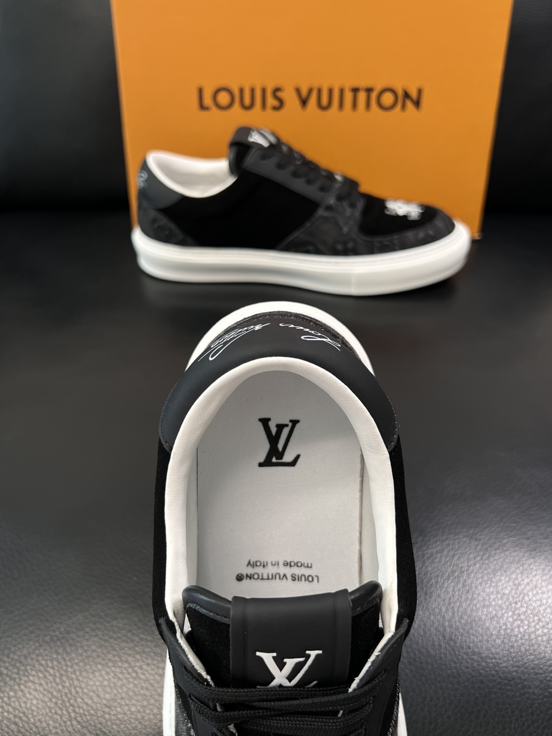 Lv  高品质  顶级工艺品  路易威登，专柜同步原厂配置，鞋面意大利进口，高品质拼接缤纷色彩复杂工艺品