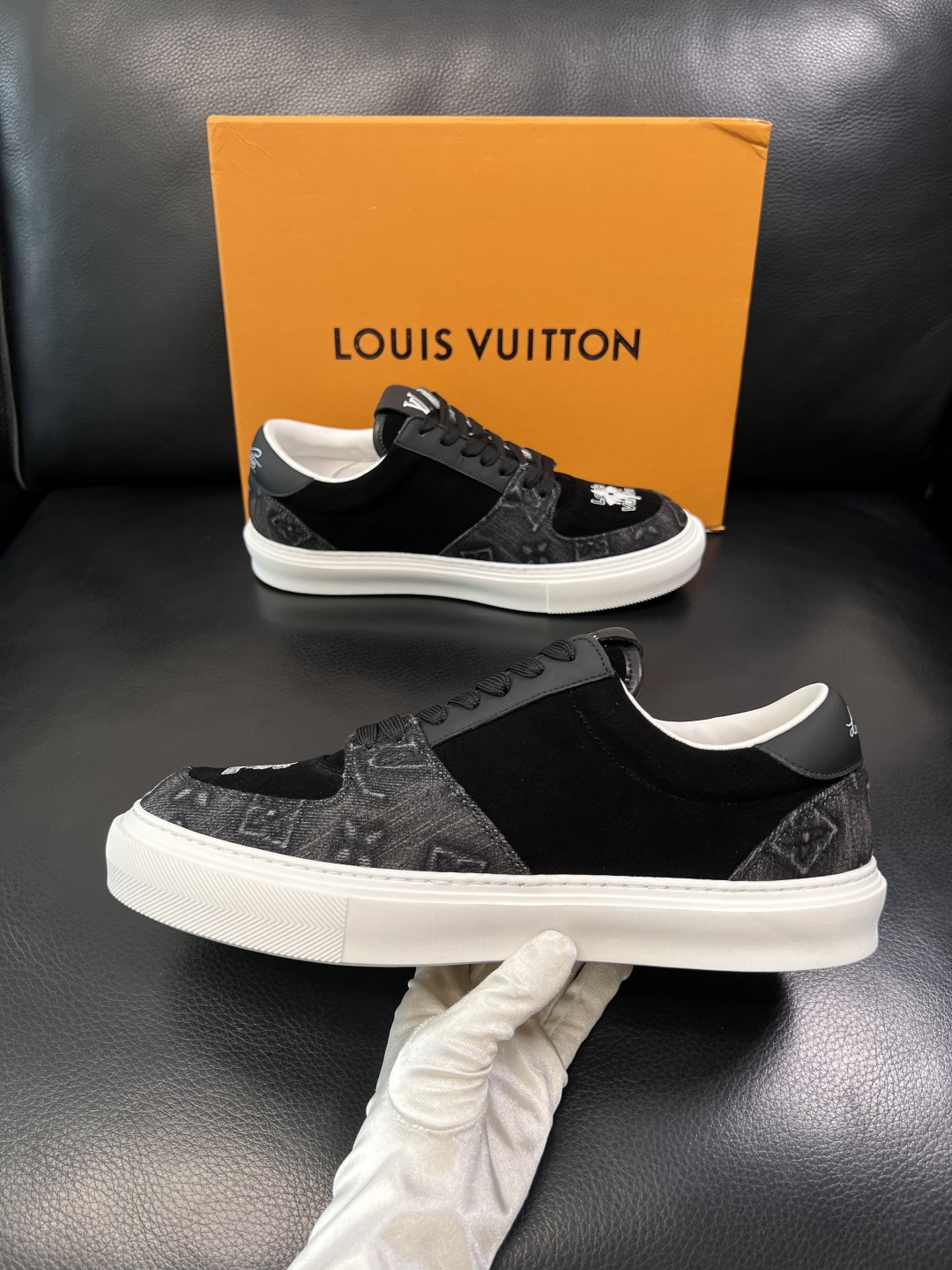Lv  高品质  顶级工艺品  路易威登，专柜同步原厂配置，鞋面意大利进口，高品质拼接缤纷色彩复杂工艺品