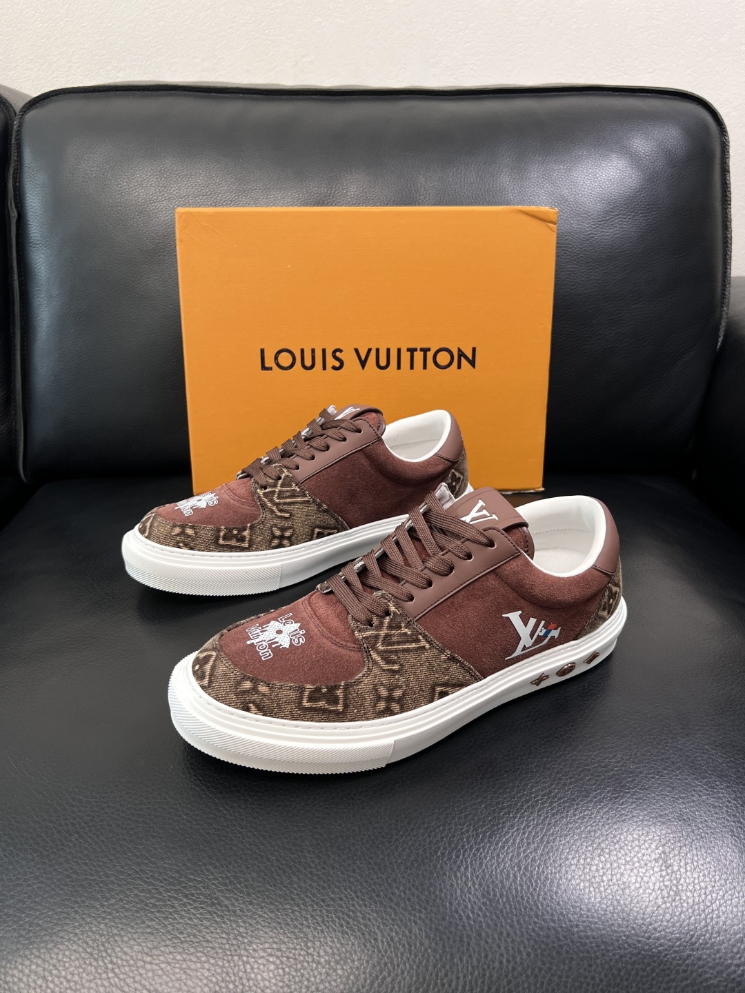 Lv  高品质  顶级工艺品  路易威登，专柜同步原厂配置，鞋面意大利进口，高品质拼接缤纷色彩复杂工艺品