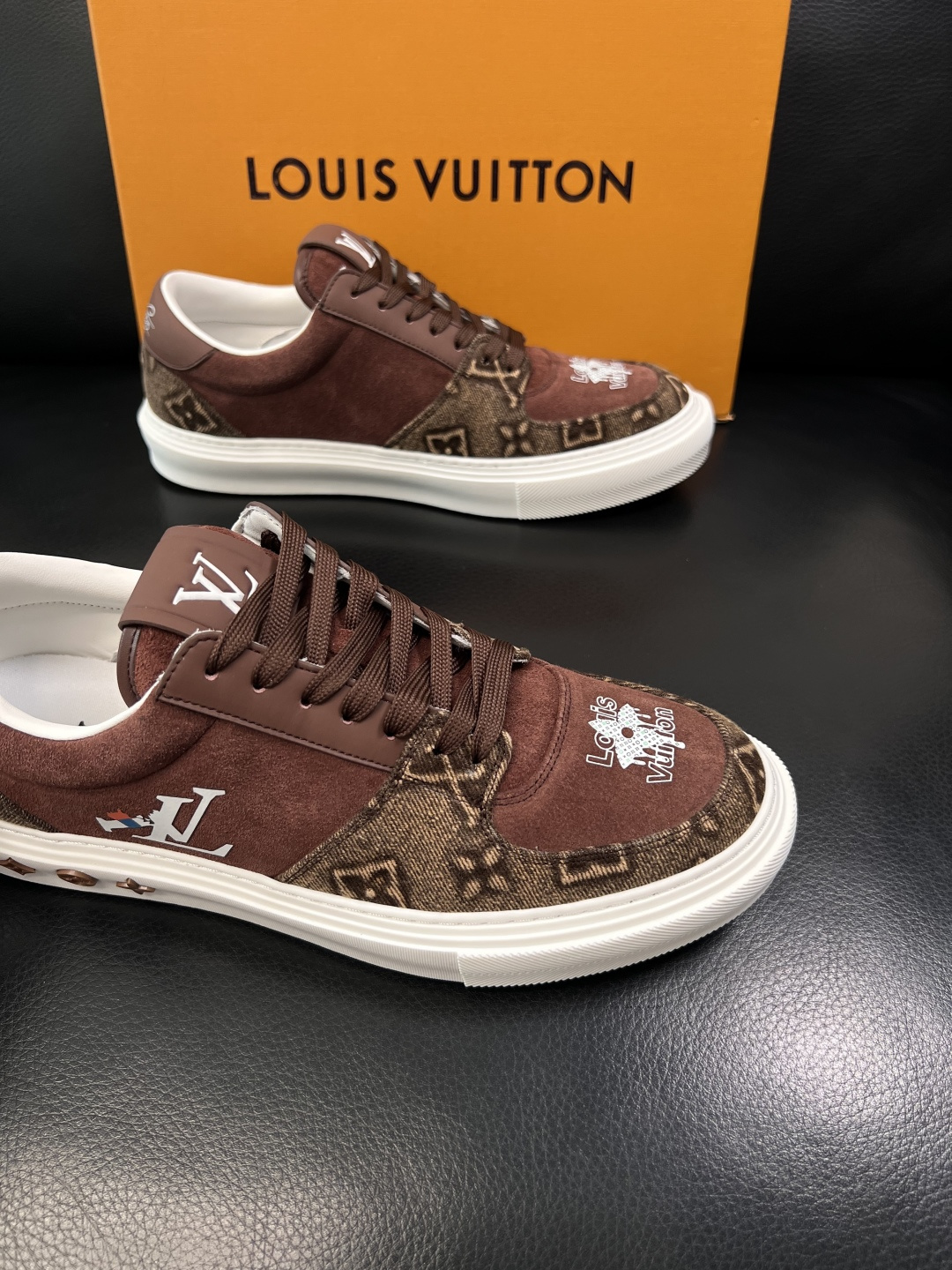 Lv  高品质  顶级工艺品  路易威登，专柜同步原厂配置，鞋面意大利进口，高品质拼接缤纷色彩复杂工艺品