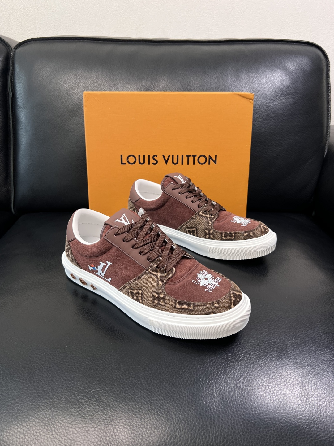 Lv  高品质  顶级工艺品  路易威登，专柜同步原厂配置，鞋面意大利进口，高品质拼接缤纷色彩复杂工艺品