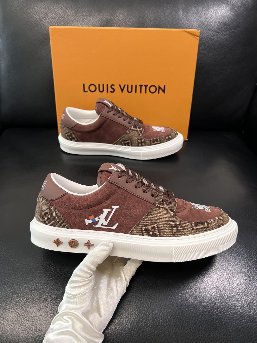 Lv  高品质  顶级工艺品  路易威登，专柜同步原厂配置，鞋面意大利进口，高品质拼接缤纷色彩复杂工艺品