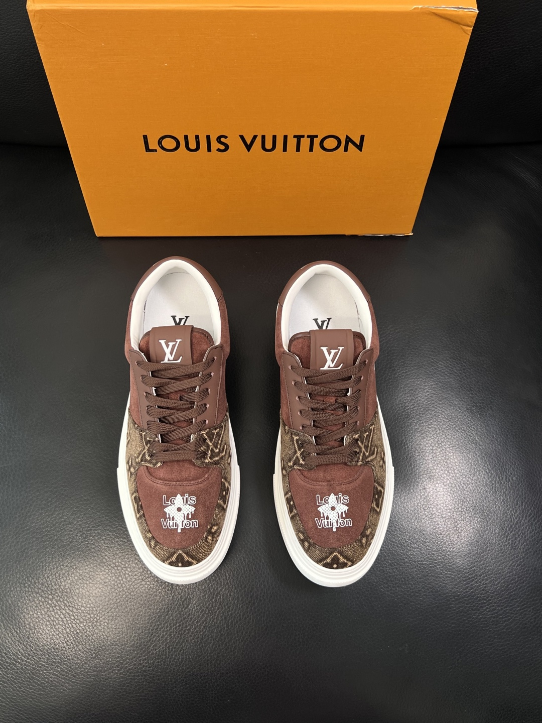 Lv  高品质  顶级工艺品  路易威登，专柜同步原厂配置，鞋面意大利进口，高品质拼接缤纷色彩复杂工艺品