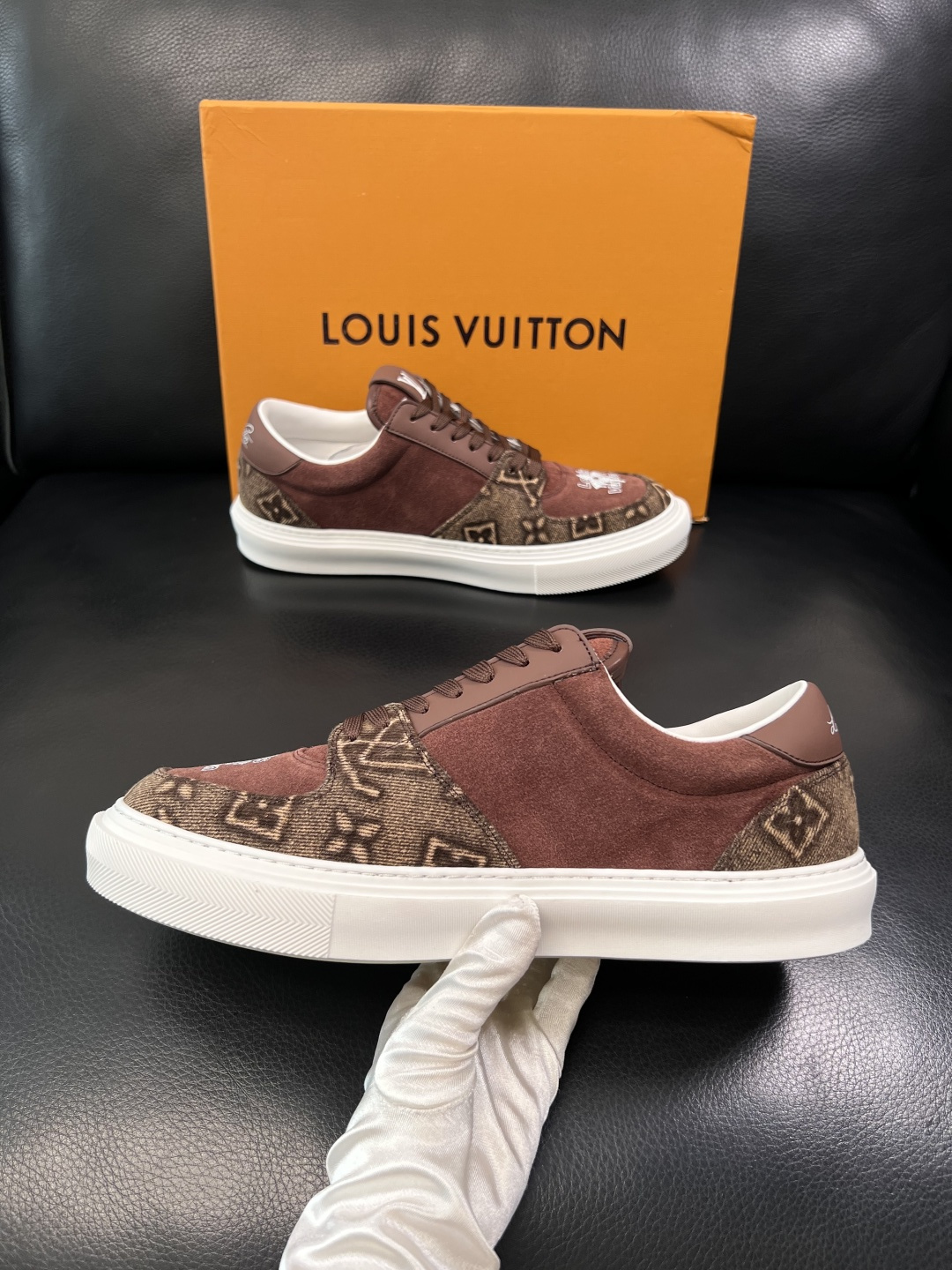 Lv  高品质  顶级工艺品  路易威登，专柜同步原厂配置，鞋面意大利进口，高品质拼接缤纷色彩复杂工艺品