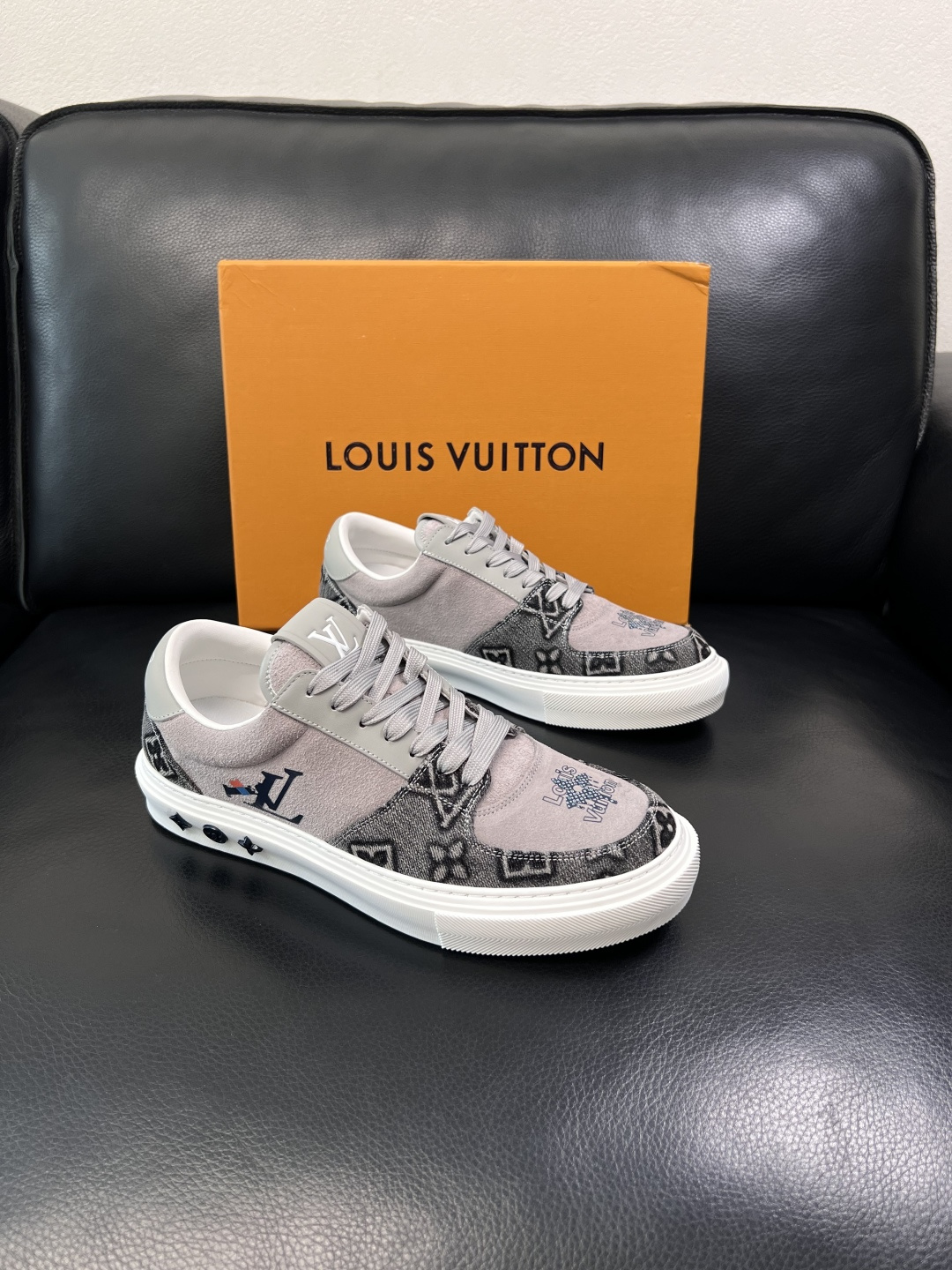 Lv  高品质  顶级工艺品  路易威登，专柜同步原厂配置，鞋面意大利进口，高品质拼接缤纷色彩复杂工艺品