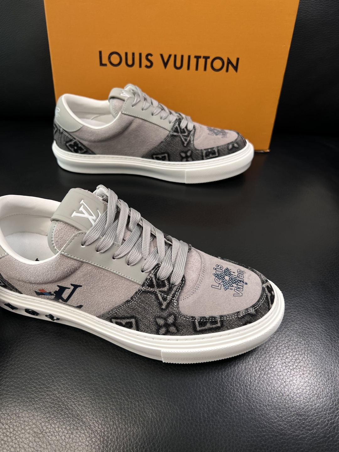 Lv  高品质  顶级工艺品  路易威登，专柜同步原厂配置，鞋面意大利进口，高品质拼接缤纷色彩复杂工艺品