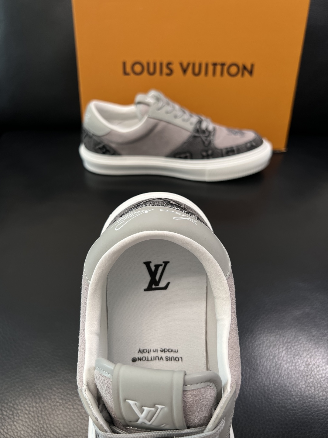 Lv  高品质  顶级工艺品  路易威登，专柜同步原厂配置，鞋面意大利进口，高品质拼接缤纷色彩复杂工艺品