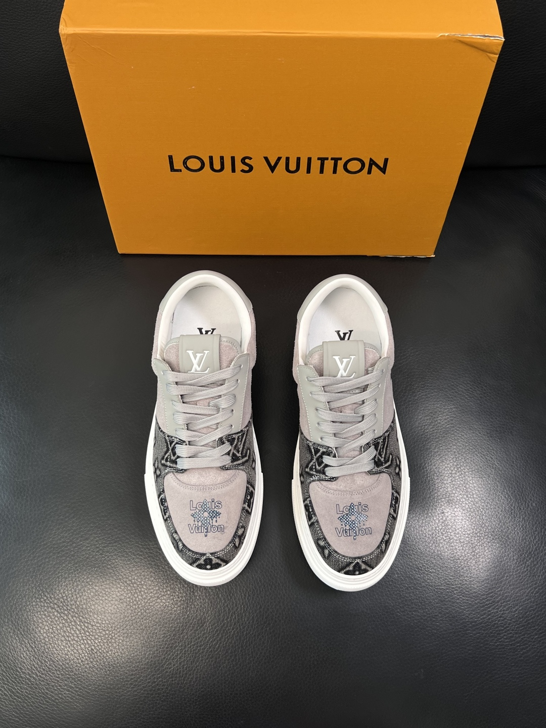 Lv  高品质  顶级工艺品  路易威登，专柜同步原厂配置，鞋面意大利进口，高品质拼接缤纷色彩复杂工艺品