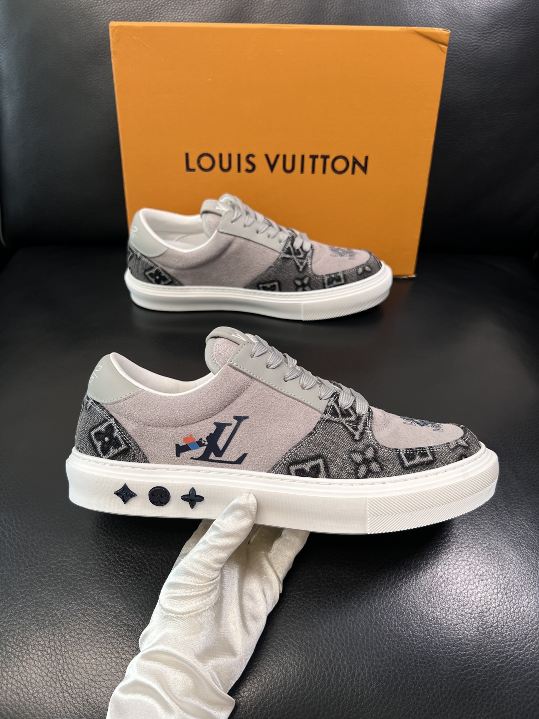 Lv  高品质  顶级工艺品  路易威登，专柜同步原厂配置，鞋面意大利进口，高品质拼接缤纷色彩复杂工艺品